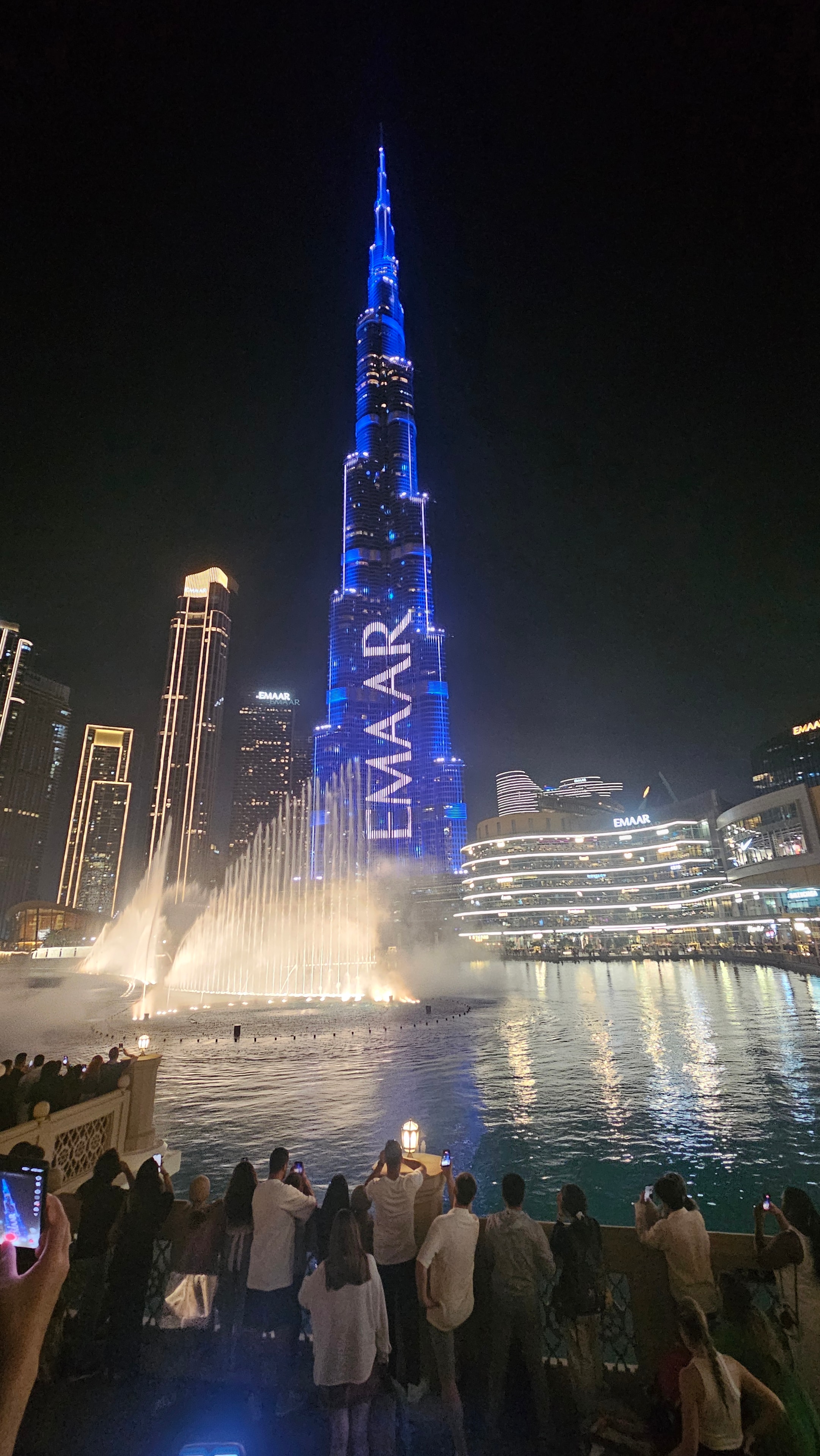 Burj Khalifa iluminado com show de fontes em Dubai