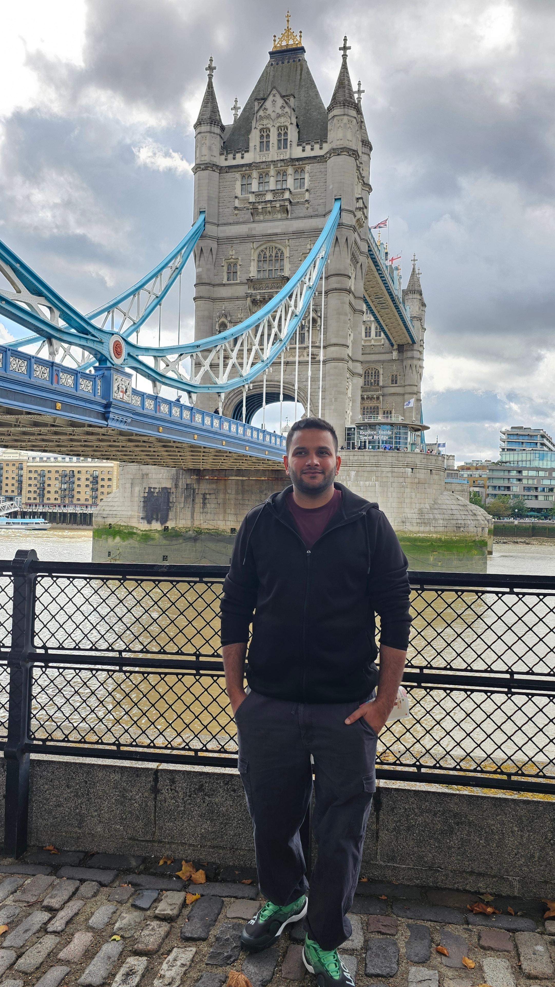 Sheharyar na Tower Bridge em Londres